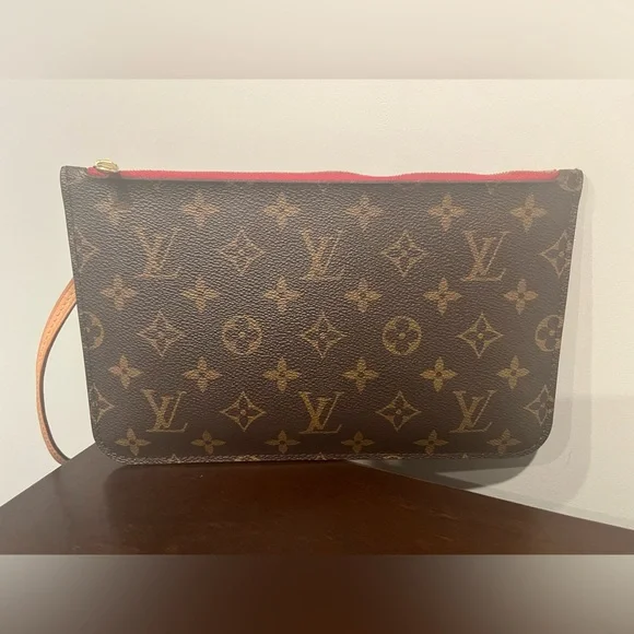 ⭐️ Authentic Louis Vuitton Neverfull MM Pouch ⭐️ - Picture 3 of 7